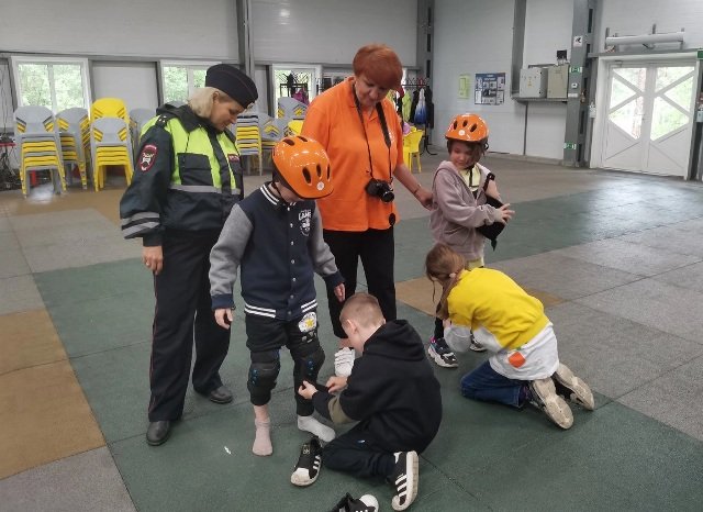Велопробеги, практические тренинги, квесты организуют сотрудники Госавтоинспекции Свердловской области для детей, отдыхающих в летних лагерях