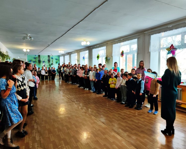 Сотрудники Госавтоинспекции Ивделя приняли участие  в торжественном общешкольном мероприятии