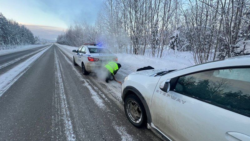 Свердловские полицейские в 35-градусный мороз помогли мужчине, попавшему в трудную ситуацию на трассе