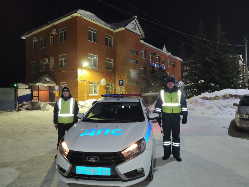 В лютый мороз Свердловские полицейские помогли мужчине, попавшему в трудную ситуацию на дороге